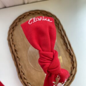 Tiara laço nó c/ nome.